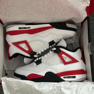 Jordan 4 red cement - Säljer dessa Jordan 4:s som är helt oanvända och i ny skick, dem är äkta och kvitto finns på dem