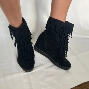 Fransskor - Svarta sjuukt snygga skor med kilklack och fransar. Fotsula mått: 24,5 cm. Klack: 10 cm