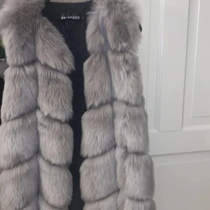 Grå pälsväst  - I bra skick, använt nångång men säljer då jag inte har nån användning av den, 