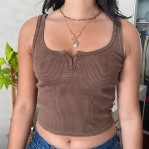 Topp - Superfin topp från brandy melville! Onesize men skulle säga S. Väldigt skön att ha på sig! Köpt här på plick men använder inte så säljer vidare 🥰 lånade bilder från förra säljaren.