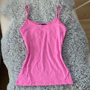 Rosa linne🩷 - Jättegulligt linne från zara som aldrig är använt💞 Säljs då de inte kommer till användning🩷 Jätteskönt material, ord pris är 119💗