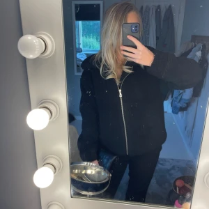 Teddyjacka - Använd men i superfint skick💗Går att vika upp den som jag har gjort på första och sista bilden