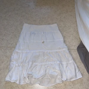 Kjol - Fin kjol går till knäna. Liten i storlek. Jätte fin på sommaren. Använd två gånger.