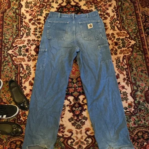 Carhartt jeans  - Baggy carhartt jeans som jag säljer då de inte längre kommer till användning💞  De är lite slitna längst ner där bak men inga stora defekter som syns när de är på