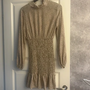 Festklänning - Superfin klänning i skönt material 