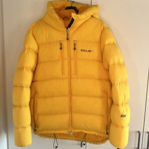Varm vinterjacka 800 fill power - Fint skick, syns att den är använd Skid/vinterjacka