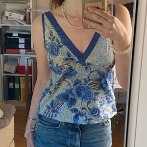 Söt topp - Jättesöt top som inte kommit till användning. Jag hittade ingen lapp men jag uppskattar att den är i storlek S🥰