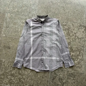 Burberry skjorta - Säljer en skön burberry skjorta | storlek small | OG: inget | pris: 599kr, nypris ca 4000kr | frågor? Tveka inte på att kontakta oss.