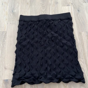 Svart mini kjol - Nästan orörd kort kjol. Passar perfekt till fest eller vardags. Storlek XS men är som en S. Sitter åt och är skön🎀