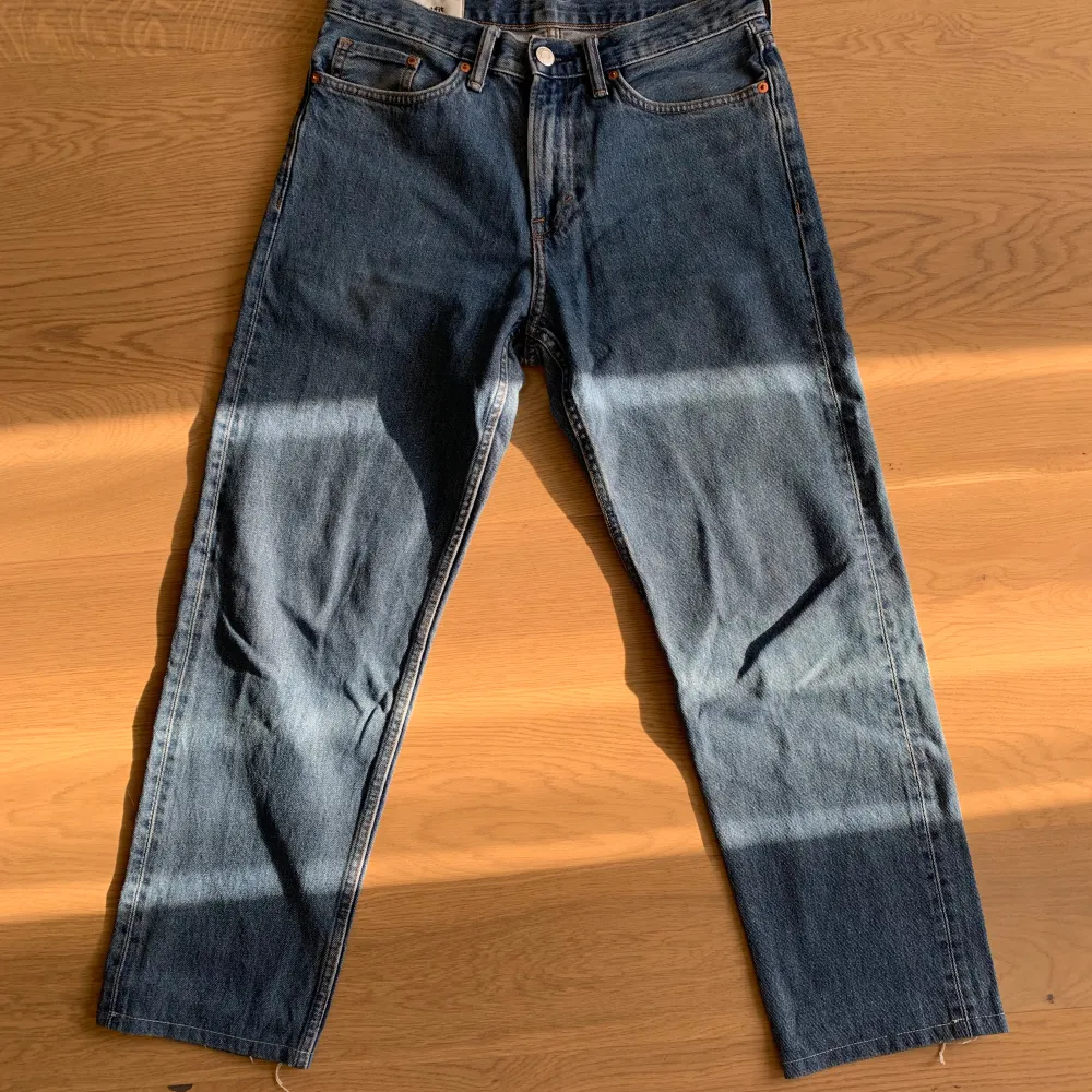 Svarta jeans från new yorker-stl 30/30  Mörkblåa jeans från HM-stl 31/32  Ljusblåa jeans från jack & jones-stl 31/30  Ljusblåa jeans från new yorker-stl  32-30. Jeans & Byxor.