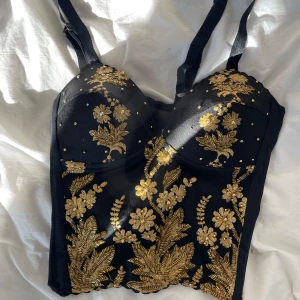 Cool svart/guldig topp - En jätte cool Guldig och svart korset topp i storlek s/m står inget märkte i vad jag ser,aldrig använd pris kan diskuteras😍