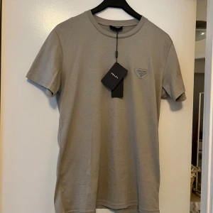 Prada T-shirt  - Prada T-shirt ny med taggs kvar!  
