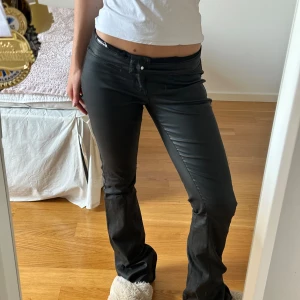 Skinnbyxor - Skinnbyxor köpa ifrån zalando🩷🩷 lite slitna längst ner då dom har varit för långa för mig🥰