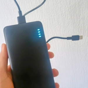 Powerbank - Helt ny 20000 MAH capacity powerbank med fast charging 20W med duel inpur och autput. Den kan lafda din mobil 5 gånger from noll till hundra innan den behlver ladning. 