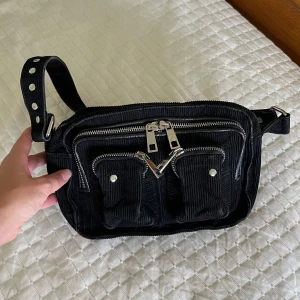 Nunoo bag svart manchester  - Liten handväska från Nunoo. Svart Manchester. I nyskick. 