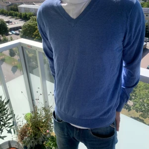 Massimo dutti tröja - Väldigt stilren Massimo dutti cashmere blend tröja i ljusblå färg. Väldigt bra nu inför hösten när de börjar bli lite kyligare. Modellen är 183 lång. Priset är ej hugget i 🪨. Skicka gärna frågor!