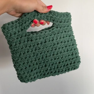 Virkad väska - Forest Green - Handgjord väska virkad i slittåligt ekologiskt bomullsgarn.  Mått: 19x18 cm