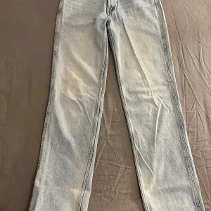 Stillfulla och trendiga jeans i storlek S, ge din garderob en uppgradering😊 - Jeansen är i storlek S och sitter perfekt! De är även low wasted och passar perfekt till toppar ! 
