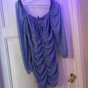 Klänning - Super fin klänning som jag köpte på hm, säljer då jag inte känner mig bekväm i klänning, köptes för typ 300-400 kanske? Bara legat i min garderob. Säljer för 150