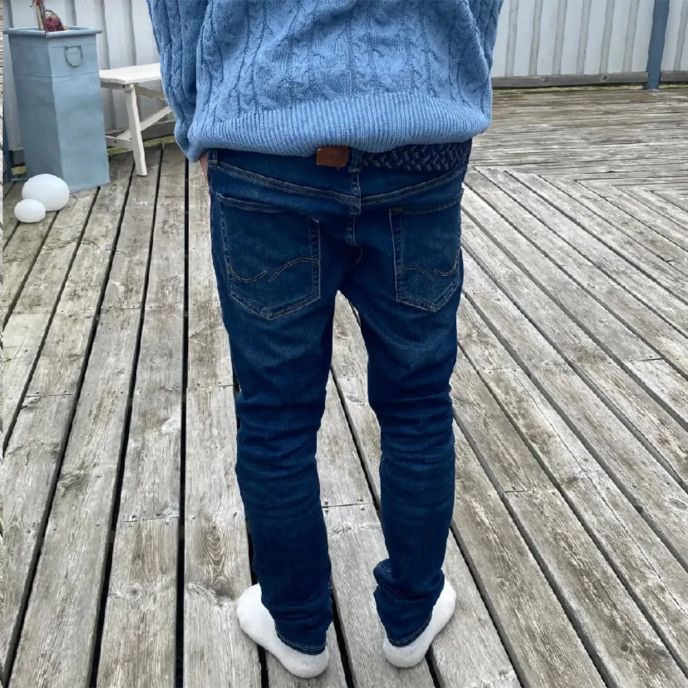 Säljer ett par Jack and Jones jeans i storlek 30/32. Trots att de är använda är de i utmärkt skick, 10/10. Nypris var 800 kr, nu säljer jag dem för endast 500 kr! Jeansen är stretchiga och modellen är Skinny/Liam, Det funkar även för slim för storlek. Jeans & Byxor.