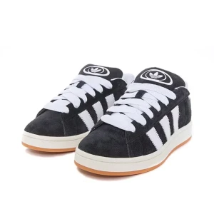 Adidas Campus  - Intressekoll på mina svarta adidas campus skor, jättebra skick. säljer inte lägre än 750kr