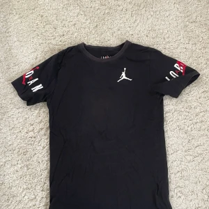 Jordan tröja storlek L barn. 12-13 år - En fin jordan tröja som har blivit sparsamt använd. Den är i 8/10 skick med en bra passform för barn. Hör av er om ni har frågor. MVH Oskar