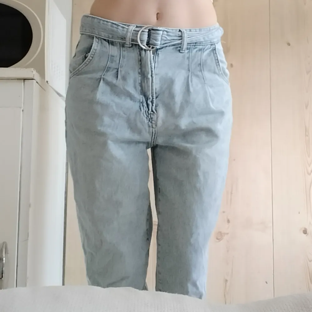 Säljer ett par ljusblå mom jeans i storlek S. De är ultra högmidjade och kommer med ett matchande bälte. Endast upphämtning i Malmö. vid intresse smsa 0735865563 eller mejla billigafynd.lilja@gmail.com. Jeans & Byxor.