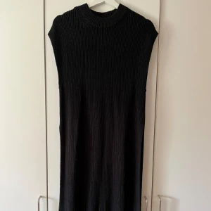 Väst-klänning - Fin lång svart väst med slits på båda sidor  Har aldrig kommit till användning så är nyskick