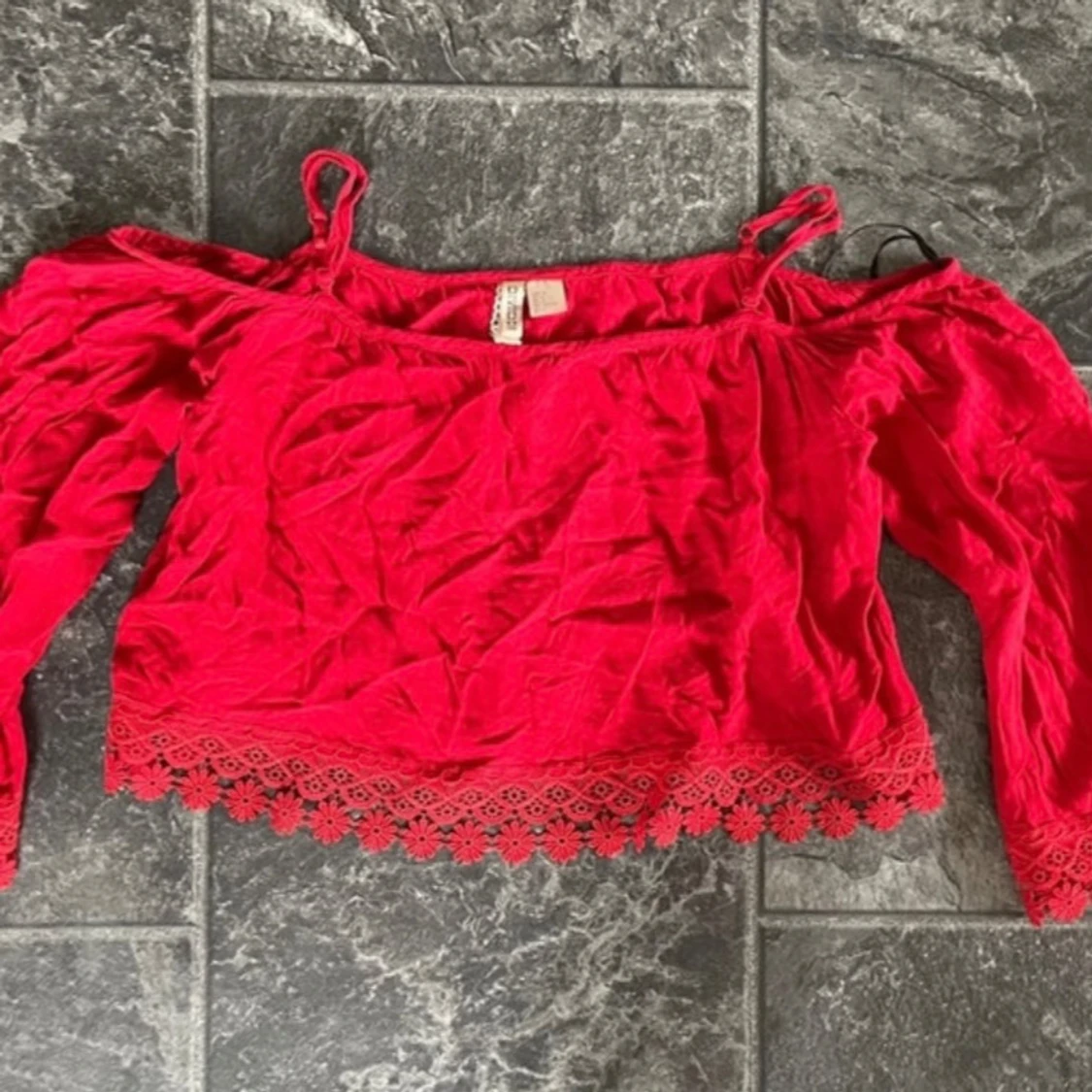 Röd offshoulder topp med spetsdetaljer - 90