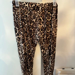 Leopard byxor  - Som nya! Strl S/M Från design only 