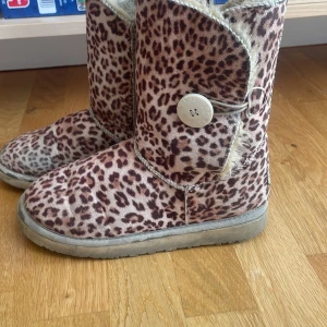 Uggs - Säljer dessa superballa leopard Uggsen då dem är för små för mig . Original pris är ca 3000 💓 skorna går ej att köpa nya 🐆