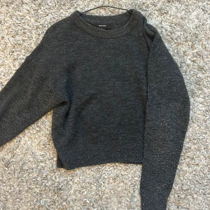 stickad tröja - säljer denna stickade tröja som är använd och det syns genom att den är ganska så nopprig men de går och få bort med en noppermaskin då jag testat det på magen på den!