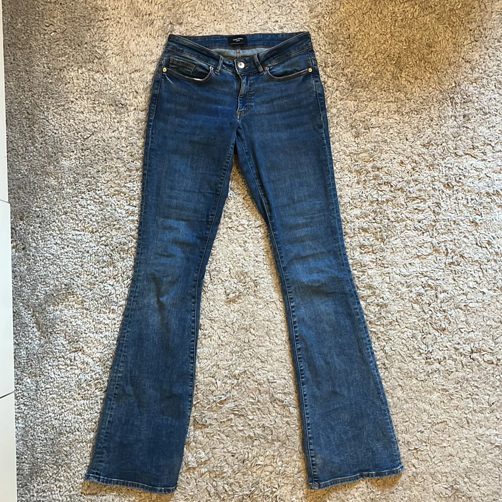 Köpta här på Plick men passade inte och därav säljer jag vidare. Jeansen är mörkblå och är från Vero Moda. Dem är i storlek S och längd 34.. Jeans & Byxor.