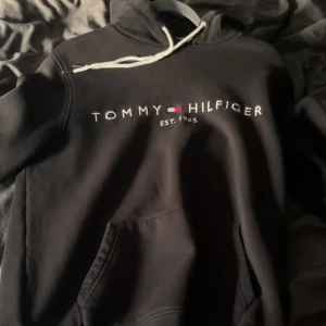 Tommy Hilfiger Hoodie - Säljer nu min Tommy Hilfiger Hoodie som är i väldigt fint skick och är i Storlek M! 