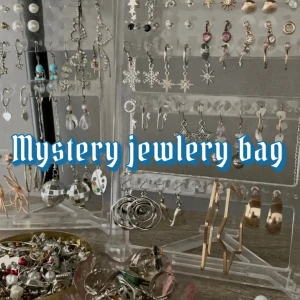 Mystery jewlery bag!! Mystiskt smyckes påse - Slumpvis smycketpåse/ acessoarer!!  6 smycken- 60 kr 12 smycken- 85 kr  Skriv vid frågor eller eventuella önskemål💗 man kan också köpa enskilda smycket separat från bilderna