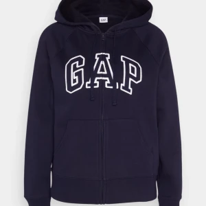 gap hoodie - mörk blå zip hoodie från gap  den är väldigt väldigt bra skick tyvär  va den för liten för mig;( hör gärna av er vid frågor  orginal pris 539  köptes från zalando och kunde inte lämna tillbaka;) vid snappat köp 150kr