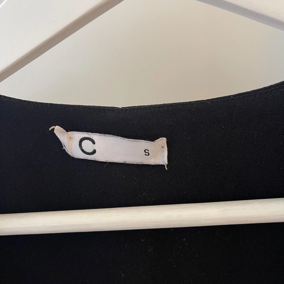 Svart trenchcoat med bälte - 91