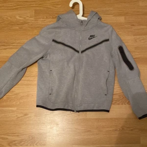 Nike tech - Nike tech grå äkta