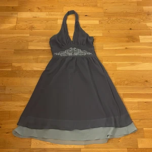 Klänning - Superfin klänning som inte kommer till användning. Köpt secondhand från vila. Skriv för frågor!🤍