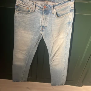 Ljusblå jack&jones jeans - Säljer ett par ljusblåa jack&jones jeans i modellen slim/straight. Storlek 27/30. Små fläckar som knappt är synliga. 