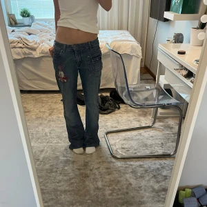 Lågmidjade bootcut jeans - Lågmidjade jeans med rock på rumpan. Sjukt coola och köpta på galerie lafayette. Byxorna är utsvängda vilket inte framkommer på några bilderna. Kom gärna privat för bättre bilder