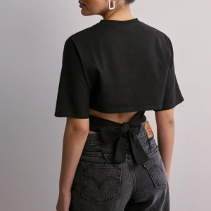 Open Back Tie Tee - säljer denna slutsålda Nelly topp. Aldrig andvänd då det var fel storlek för mig, alla lappar sitter kvar. kontakta mig för flera bilder ❤️