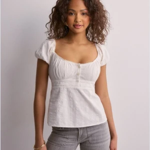 Button detail blouse  - Jättefin topp/ blus från Nelly. Använd en gång