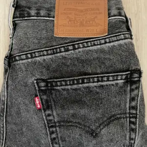 Säljer ett par snygga svarta/grå jeans från Levi's. säljer dem för jag ej gilade passformen satt den är inte använda så mycket typ 3/4gånger. ny pris c 1300kr, 