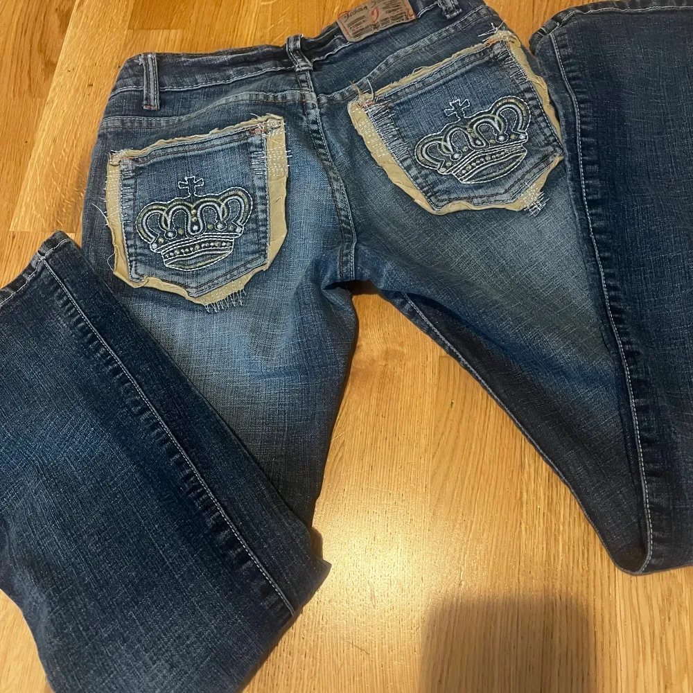 Super sköna low-waist crown jeans som funkar till vardagen. Vintage från 2000-talet! Passar mig som är storlek S och 167 cm lång . Jeans & Byxor.