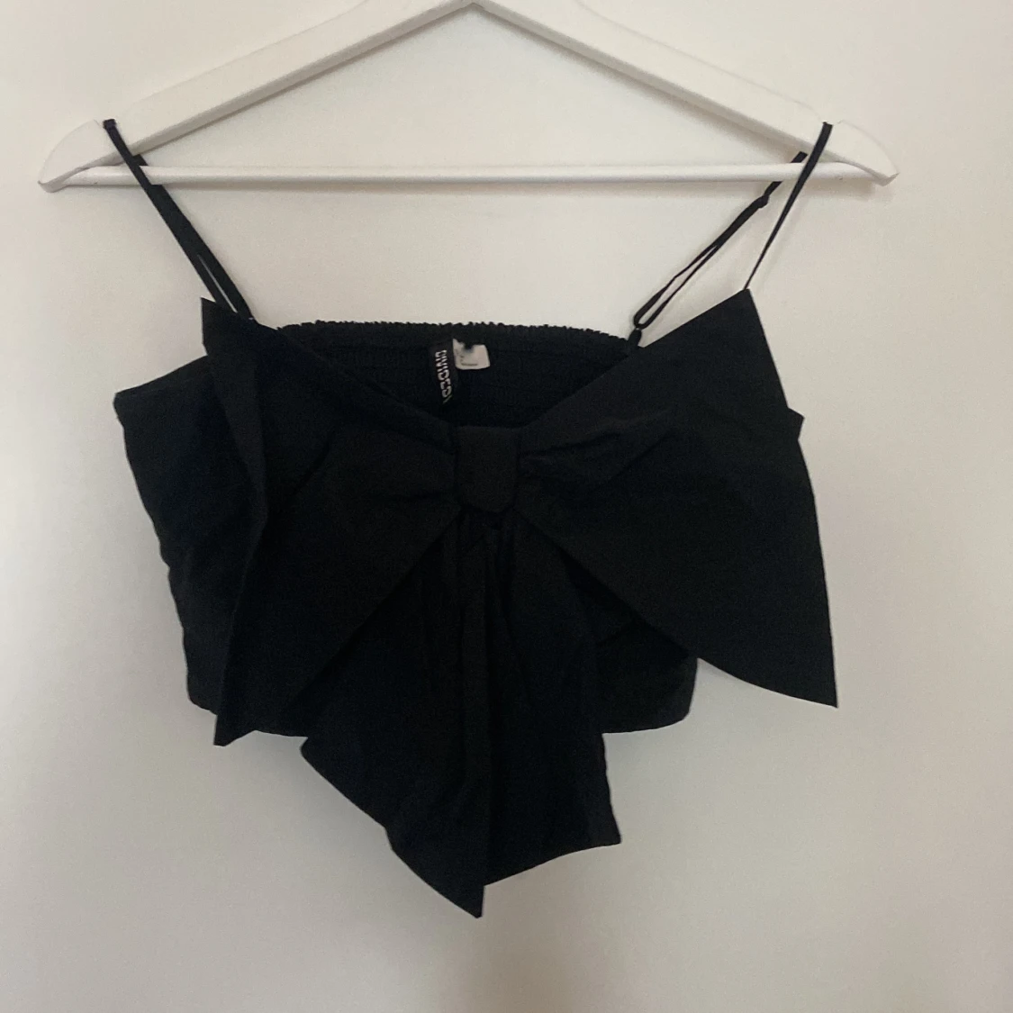 Svart axelbandslös topp med rosett från H&M Divided