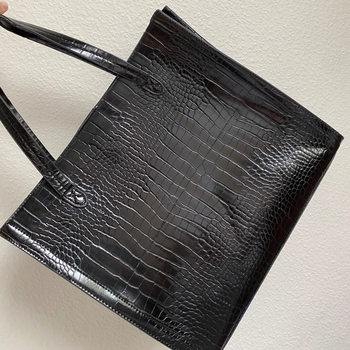 Svart axelväska i krokodilpräglat material