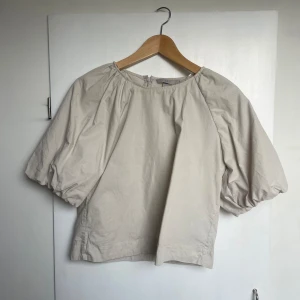 Beige blus  - Superfin blus med puffärmar från H&M, helt slutsåld på hemsidan! Endast använd en gång🤗