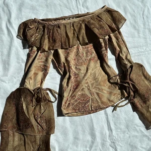 Beige offshoulder topp med volangdetaljer - Säljer en superfin vintage beige offshoulder topp. vid köp av flera varor får du rabatt 💛