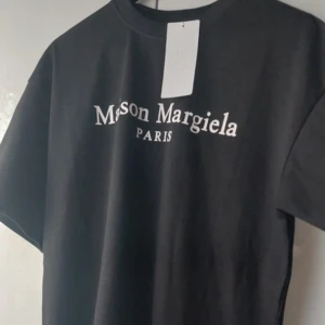 Maison margiela tshirt - Säljer denna riktigt feta tishan från maison margiela endast testad💯💯skick 10/10 storlek M👍kp för prisförslag byte mm